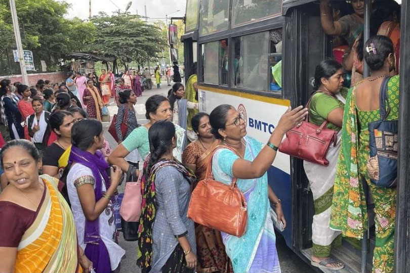 കർണാടകത്തിൽ സ്ത്രീകളുടെ സൗജന്യ ബസ്സുയാത്രയ്ക്ക് ശക്തി സ്മാർട്ട് കാർഡുകൾ തയ്യാറാകുന്നു